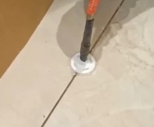 漠河瓷砖空鼓维修公司专业解答瓷砖在铺贴过程中，如果没有涂抹均匀到位的粘结材料（如水泥砂浆或瓷砖胶），可能会导致以下问题