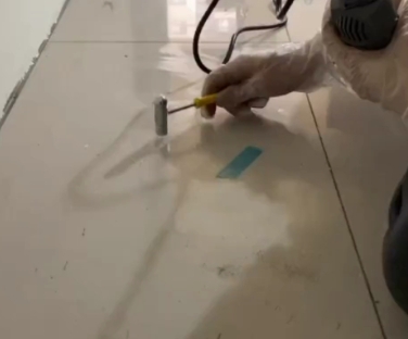 漠河瓷砖开裂维修公司专业分享瓷砖在铺贴前如果没有沥干水分，将会导致以下问题
